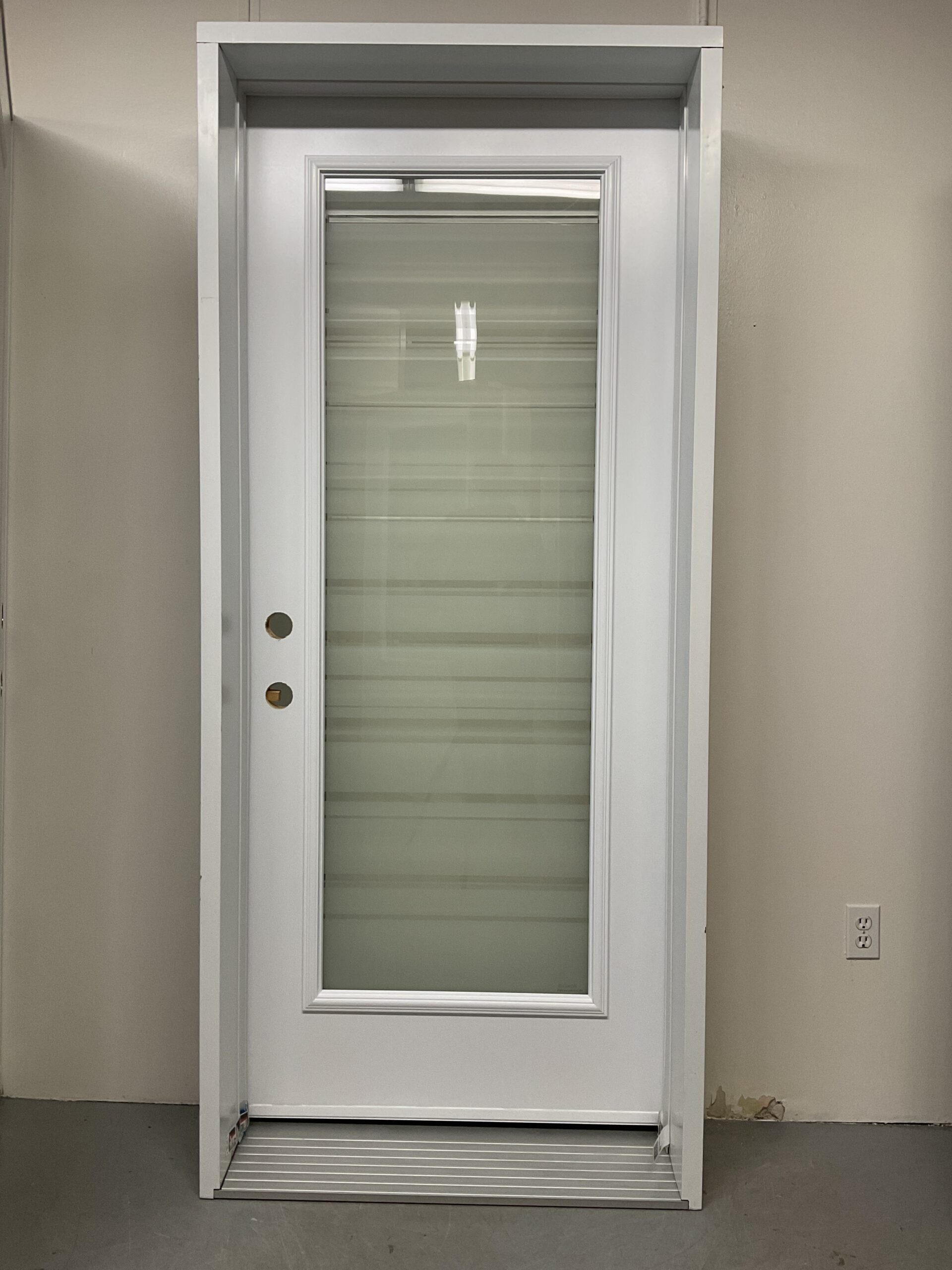 1419PA Porte d'acier 34"D Blanche Penture a ressort noir verre 2 dimensions slab rayée intérieur 23x65