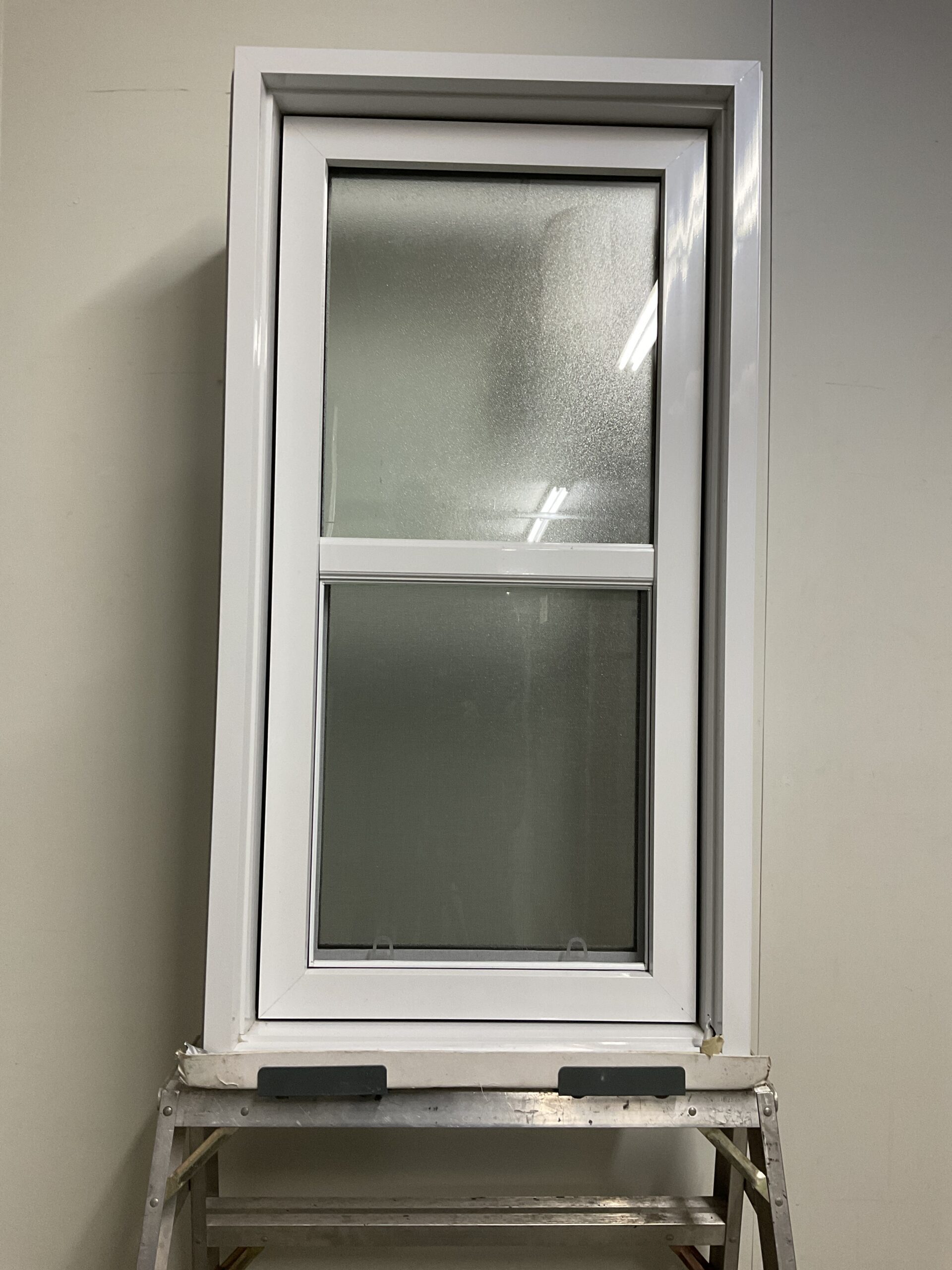 10877GH Fenêtre Guillotine HYBRIDE Blanc 2 sect 1 ouvr Verre givré 25 3/4 x 49 1/2