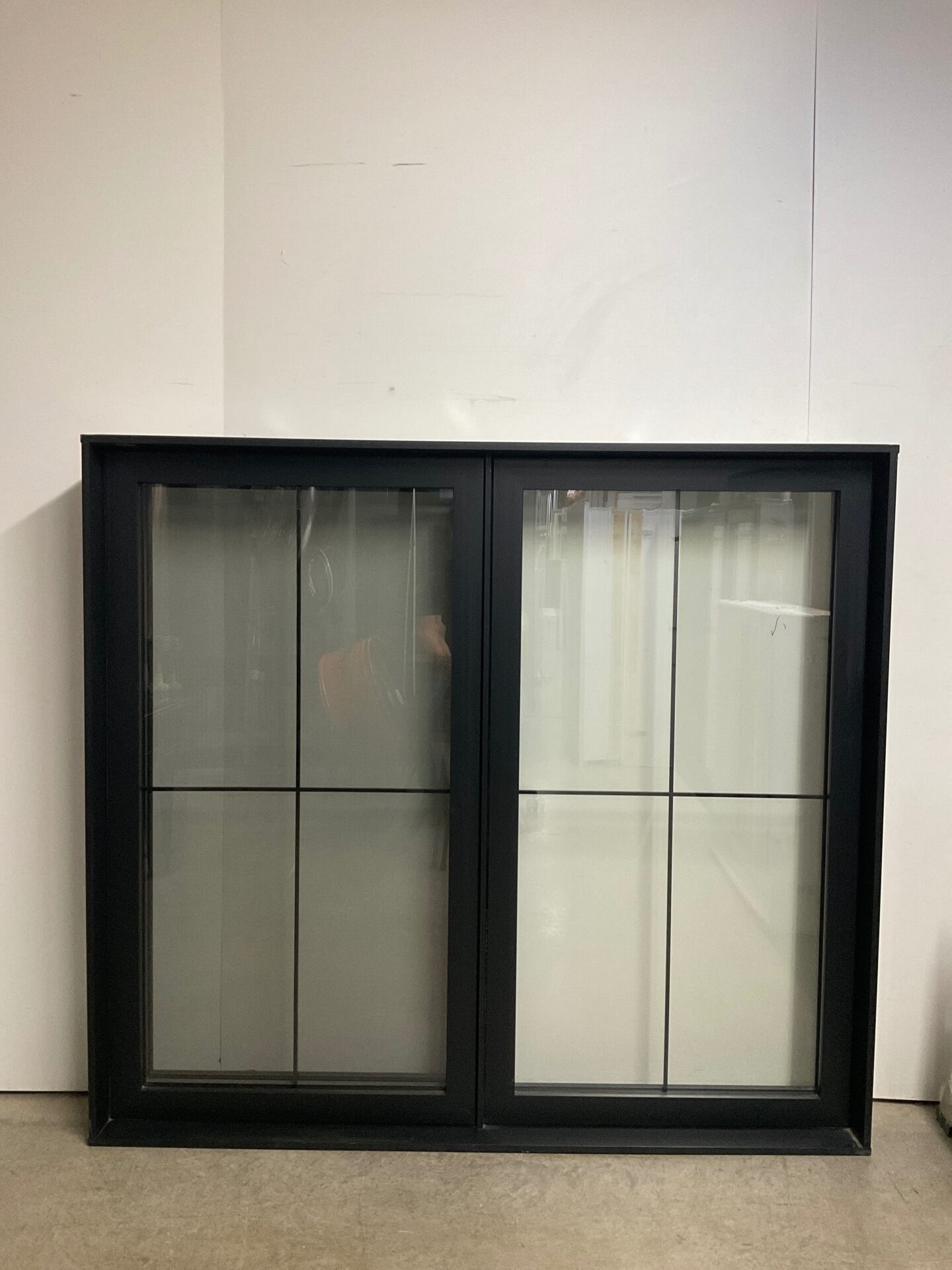 10899BH Fenêtre Battant HYBRIDE Noir 2 sect 1 ouvr Çarrelage 2x2 noir intérieur 60 x 54