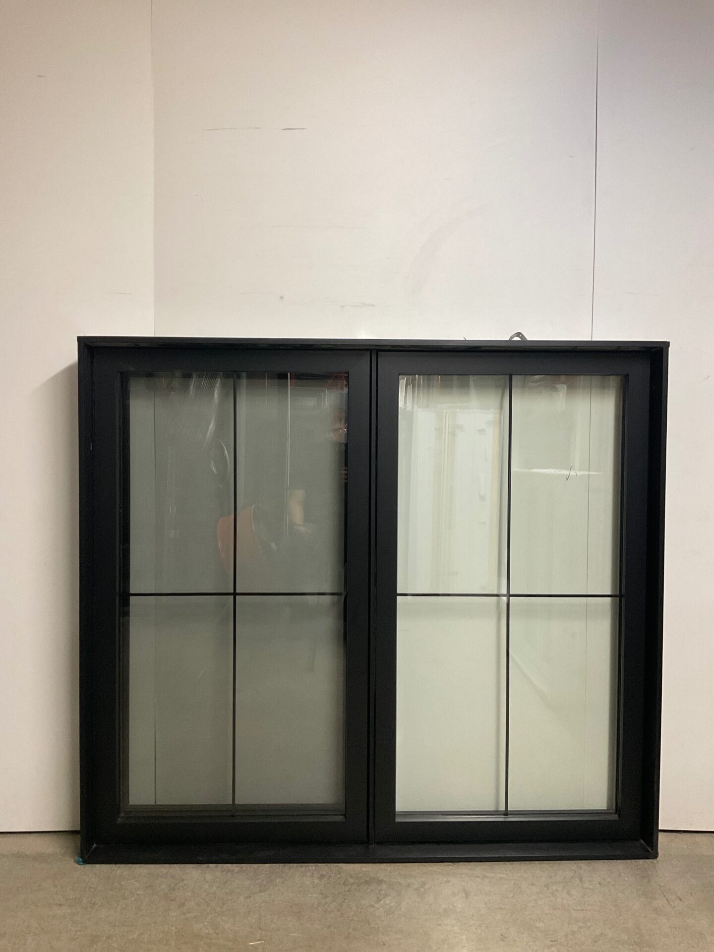 10900BH Fenêtre Battant HYBRIDE Noir 2 sect 1 ouvr Çarrelage 2x2 aluminium noir intérieur 60 x 54
