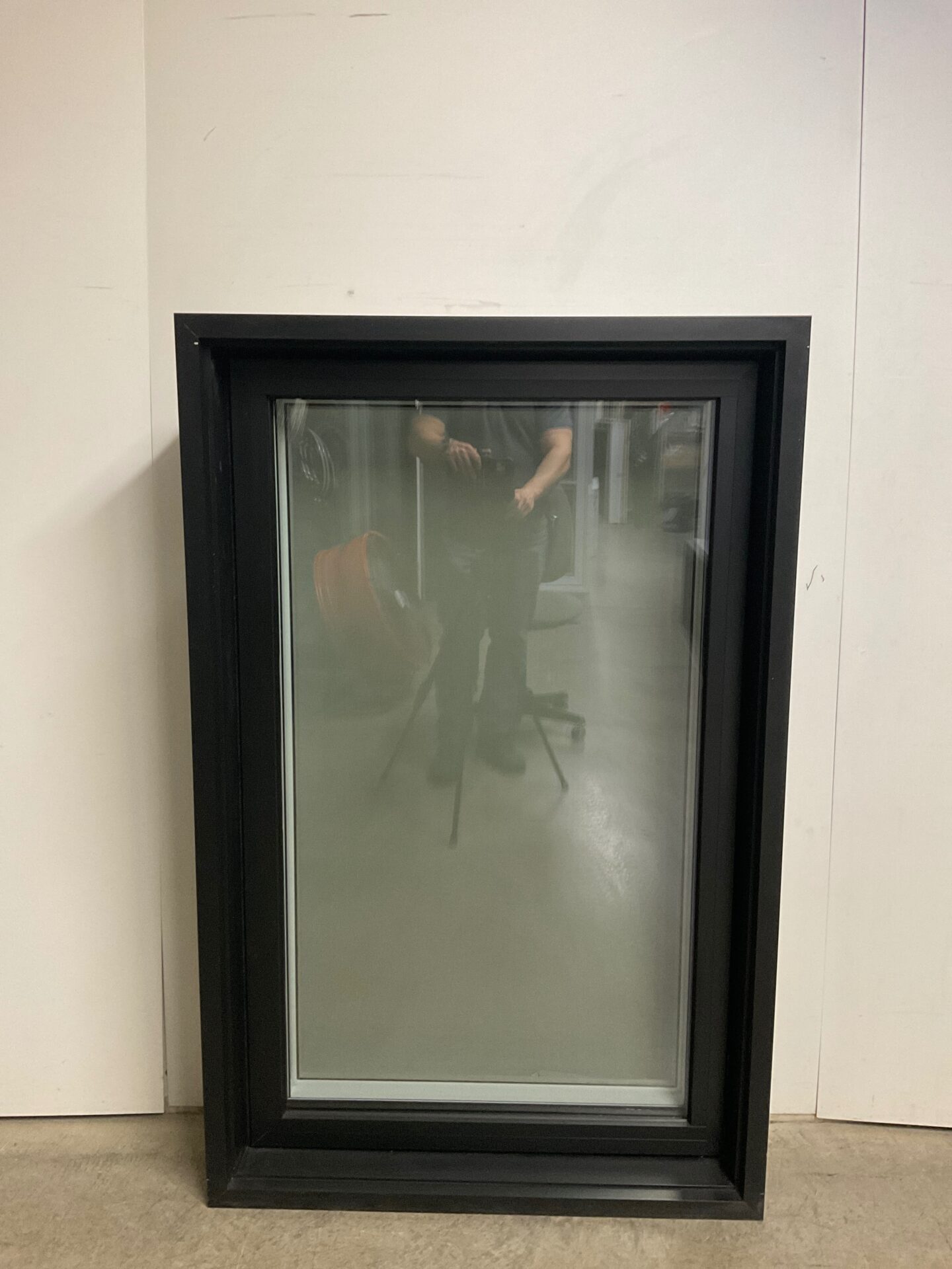 10913BH Fenêtre Battant HYBRIDE Noir 1 sect 1 ouvr 35 1/2 x 55 1/2